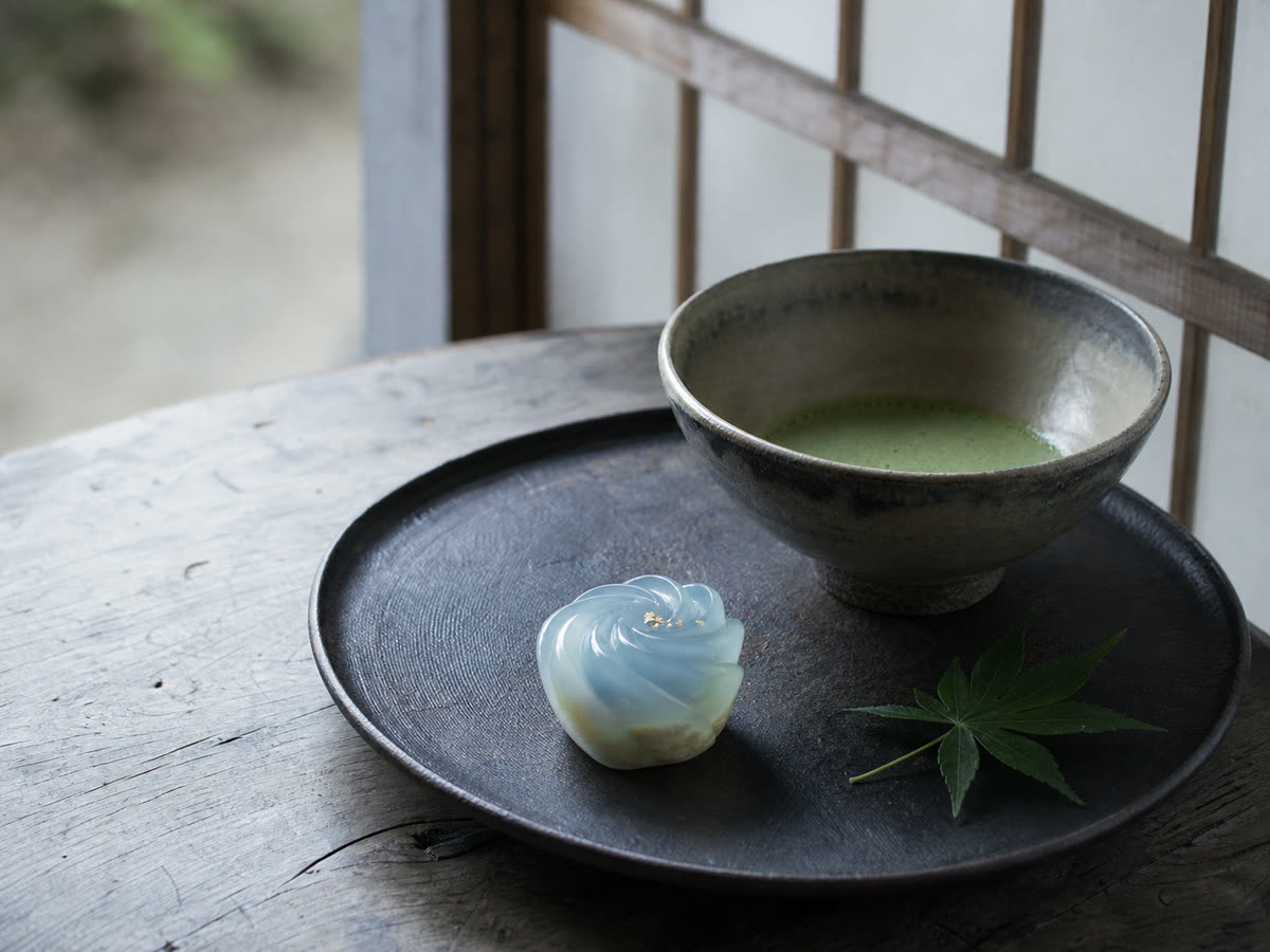 茶碗に点てた抹茶と季節の和菓子