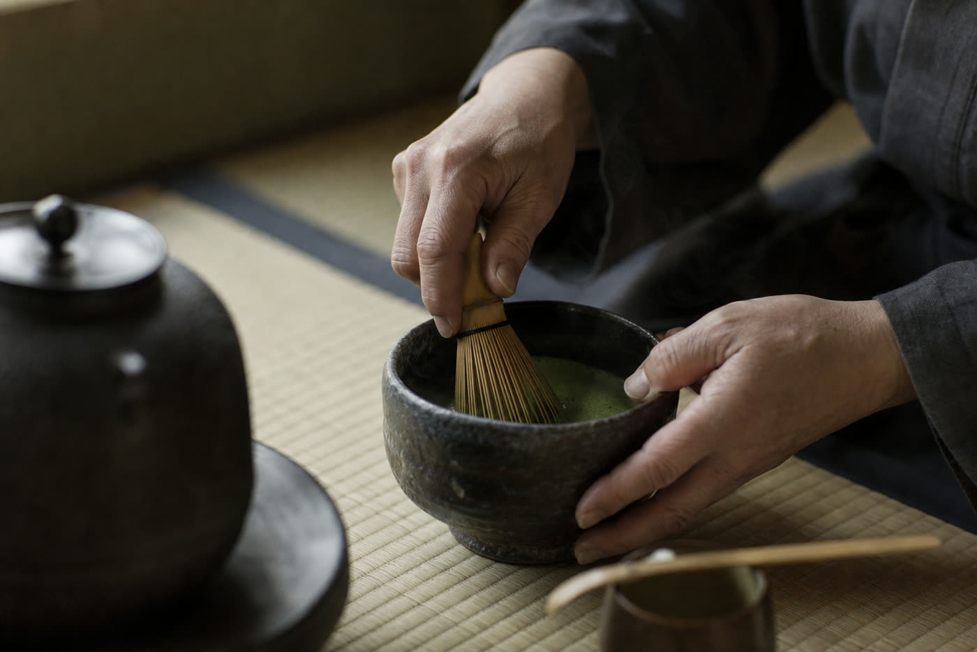 茶筅を使って抹茶を点てる手元